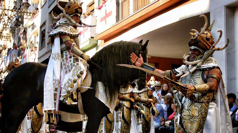 Ambiente festero de Moros y Cristianos en Alicante