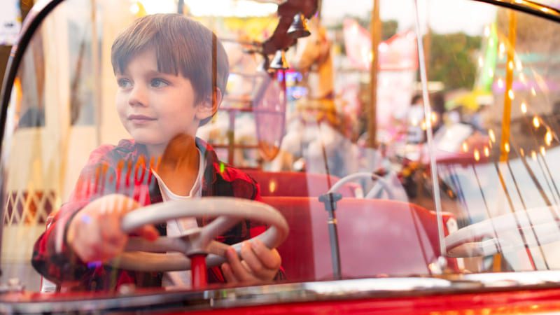 retrato de niño en parque Disneyland