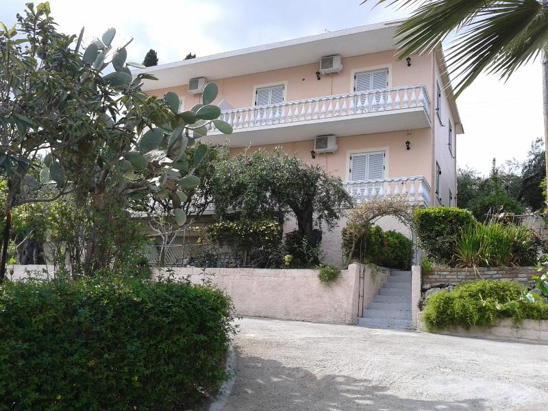 apartamentos Apostolos & Eleni Family Apartments